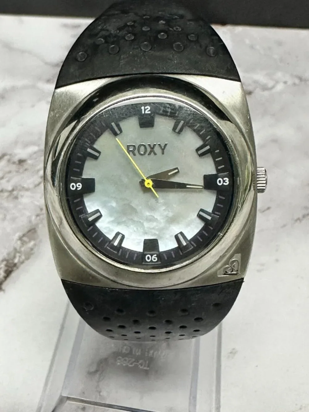 Roxy Winki Womens Watch Silver Tone Mother of Pearl Dial Silicone Band Works